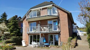 Unclassified image, 4 of 18, button