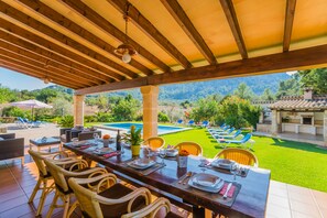 Outdoor dining - El Olivo, stylish and spacious villa in Pollensa, in an exclusive area (Pollença)