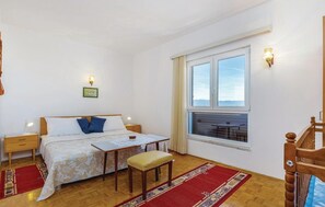 2 bedrooms, travel crib, free WiFi, bed sheets