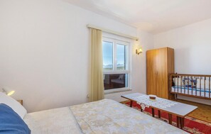 2 bedrooms, travel cot, free WiFi, bed sheets