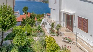 Edificio residencial con balcón y vista al mar.