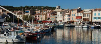 アパートメントはプール付きのヴィラで、リラクゼーションのオアシス、森の端に静かです。