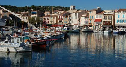 Appartement dans village de colline typiquement provençal, villa avec piscine, oasis de détente