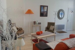TV, DVD player, books, video library - In the very heart of Honfleur, 50sq.m of JOY for 2 people (Honfleur)