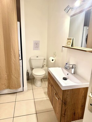 Dusche, Haartrockner, Handtücher, Toilettenpapier