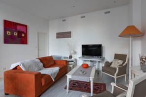 Fernseher, DVD-Player, Bücher, Videothek