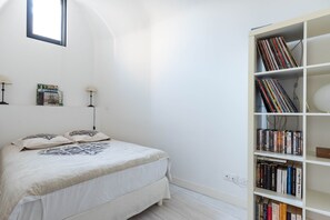 1 Schlafzimmer, Schreibtisch, Bügeleisen/Bügelbrett, Reisekinderbett