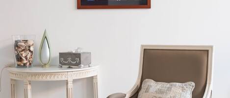 Fernseher, DVD-Player, BĂŒcher, Videothek