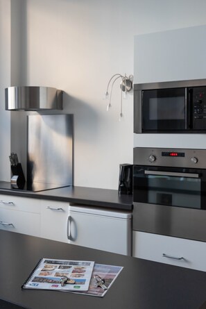 Fridge, microwave, oven, stovetop - In the very heart of Honfleur, 50sq.m of JOY for 2 people (Honfleur)