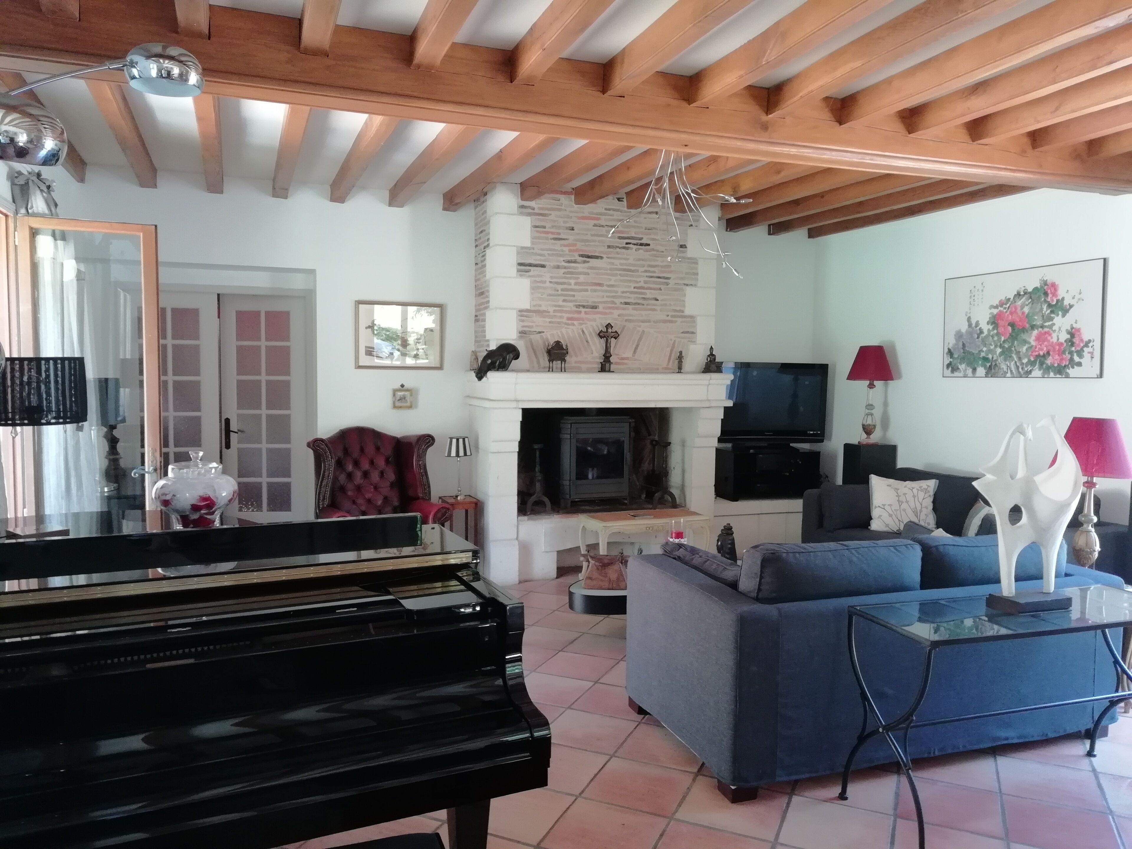 Televisie, een open haard, een dvd-speler en tafelvoetbal