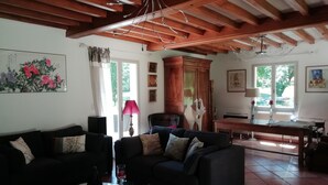 Un salon comprenant un canapé, une table basse et un coin repas avec une table et des chaises.