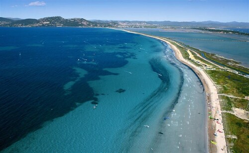 Quiet Mediterranean apartment in the heart of the charming village of Giens