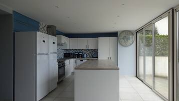 Refrigerador, microondas, horno, placa de cocina