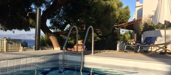 Great beachfront villa with private pool and garden for 10/12 people