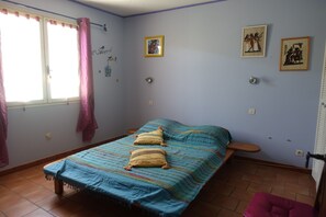4 bedrooms, iron/ironing board, WiFi, bed sheets