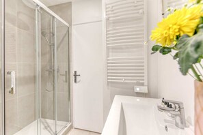 Douche, sĂšche-cheveux, serviettes fournies