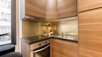 Réfrigérateur, four à micro-ondes, surface de cuisson, lave-vaisselle