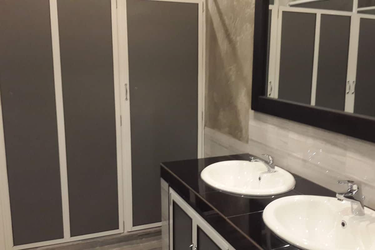 Gemeinsamer Basic-Schlafsaal, Gemischter Schlafsaal | Badezimmer | Dusche, Designer-Toilettenartikel, Haartrockner