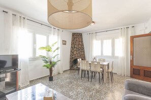 Televisión y chimenea 