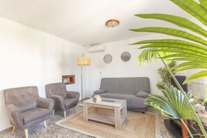 Televisión y chimenea 