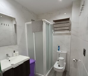 Baignoire, sĂšche-cheveux, serviettes fournies