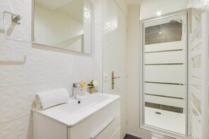 Shower, hair dryer, towels - Sweett | Saint Lazare III (Paris)