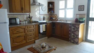 Geladeira, micro-ondas, fogĂŁo, cooktop