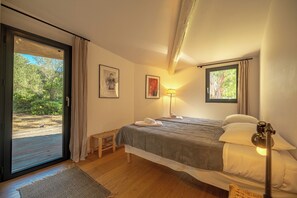 6 bedrooms, iron/ironing board, free WiFi, bed sheets