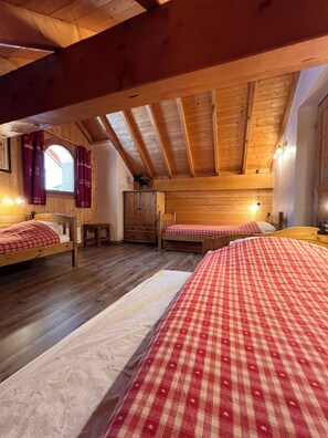 4 habitaciones, tabla de planchar con plancha y cuna de viaje 