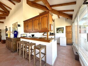 Fridge, microwave, dishwasher, cookware/dishes/utensils