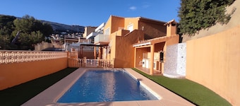 VILLA TERRACOTA CALPE. *** MET PRIVÉ ZWEMBAD EN PRACHTIG UITZICHT OP ZEE .