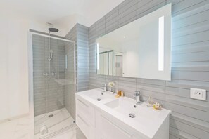 Dusche, Haartrockner, Handtücher