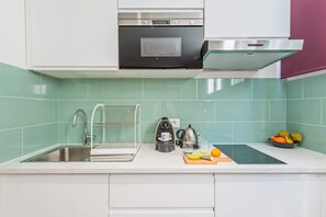 Réfrigérateur, micro-ondes, plaque de cuisson, cafetière/bouilloire