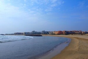 靠近海滩、沙滩椅