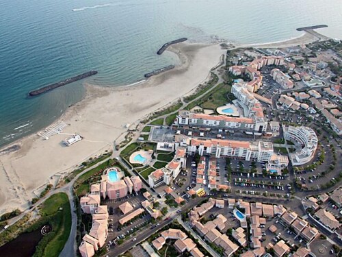 Schitterende villa met terras, parkeerplaats, zwembad. Uitstekende locatie, strand 300 m