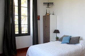 4 chambres, bureau, fer et planche à repasser, accès au Wi-Fi (inclus)