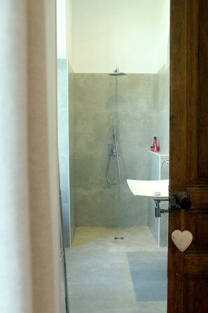 Bathtub, hair dryer