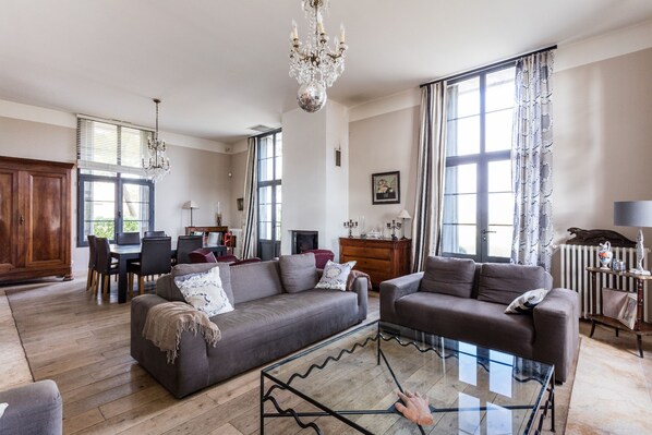 Téléviseur, lecteur de DVD, livres, sélection de musique