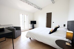 4 soverom, skrivebord, strykejern/-brett og reiseseng for barn