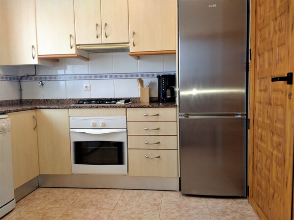 ثلاجة، ميكروويف، فرن، موقد طهي مسطح