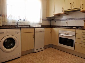 ثلاجة، ميكروويف، فرن، موقد طهي مسطح