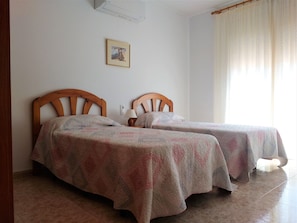 3 bedrooms, iron/ironing board, free WiFi