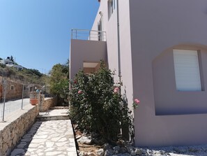 المنطقة المحيطة بالمنشأة