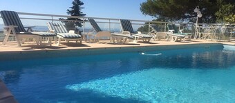 Stor stående villa med trädgård och pool, underbar utsikt över Gyllene öarna