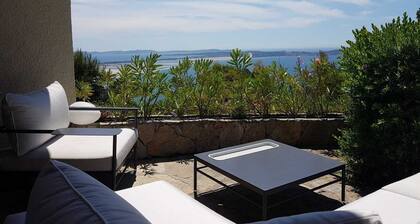 Grande villa standing avec jardin et piscine, merveilleuse vue sur les Ăźles d'Or