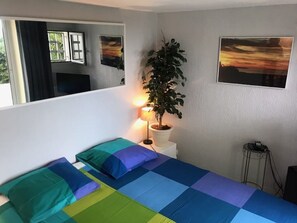 5 bedrooms, iron/ironing board, WiFi, bed sheets