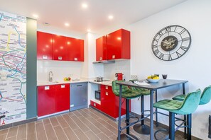 Fridge, microwave, stovetop, dishwasher