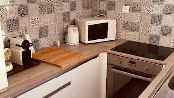 Een koelkast, een oven, een kookplaat, een vaatwasser
