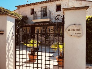 Exterior detail - Duplex apartment in luxury villa (Saint-Paul-De-Vence)