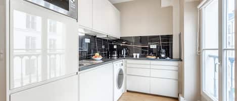 Een koelkast, een microgolfoven, een kookplaat, een vaatwasser